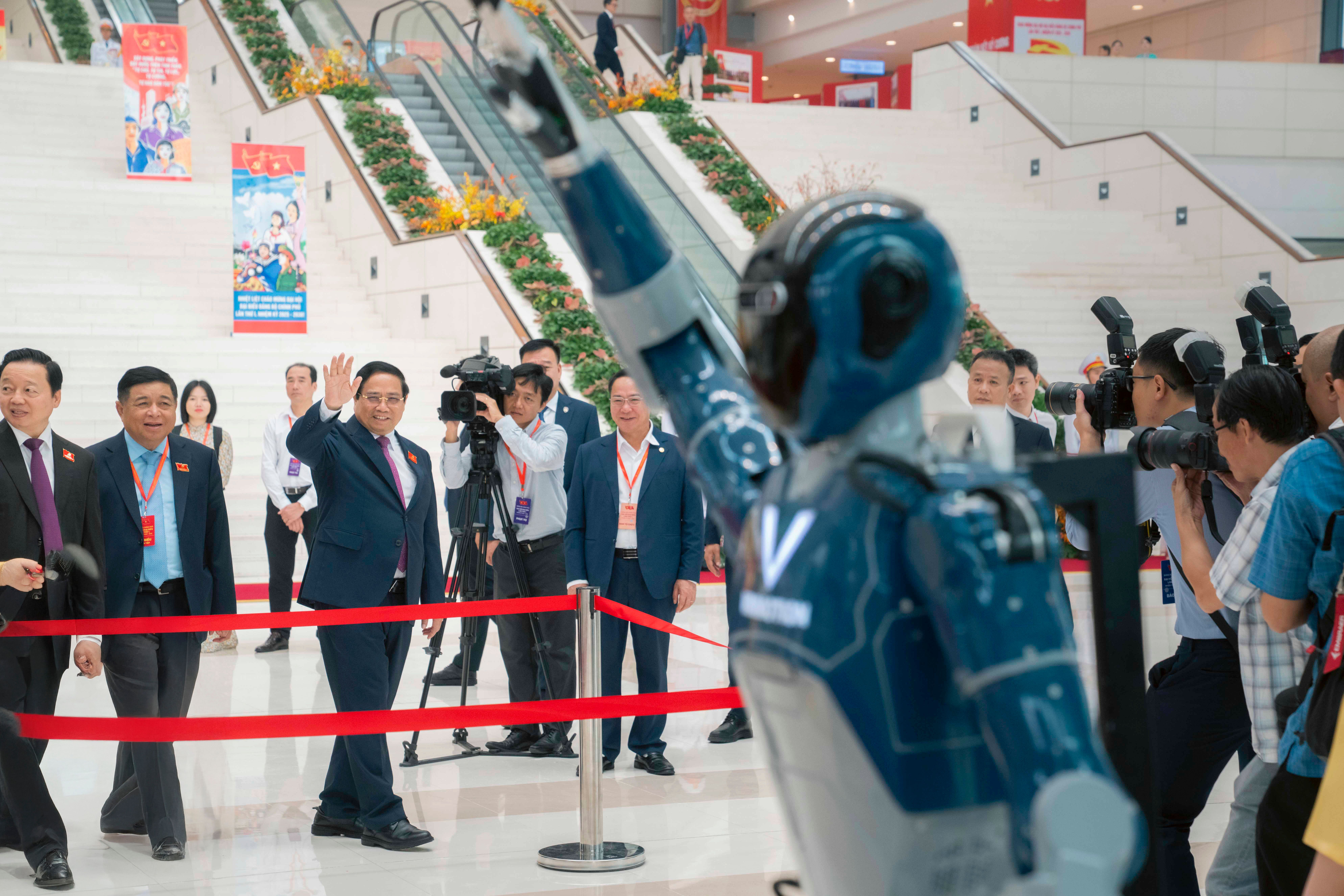 Motion 1 – Robot “Make-in-Vietnam” đảm nhiệm vai trò cung cấp thông tin tại Đại hội Đảng bộ Chính phủ lần thứ I, nhiệm kỳ 2025–2030